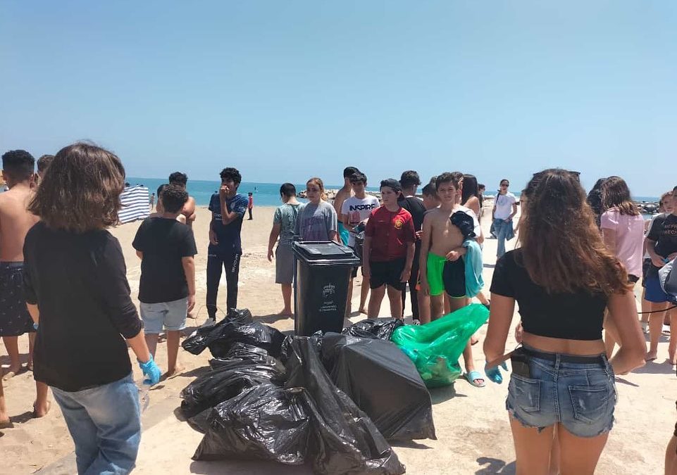 EL IES MERCEDES LABRADOR LIMPIA LAS PLAYAS DE FUENGIROLA